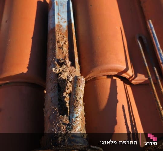 חלקי דוד שמש על גג רעפים